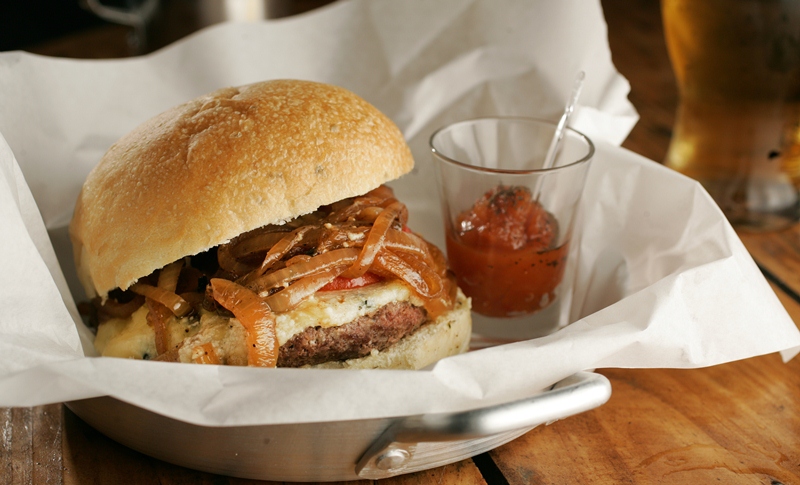 O hambúrguer é coberto de mussarela, creme de gorgonzola e cebola caramelada