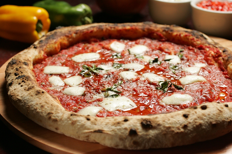 Em estilo napolitano, a clássica margherita Em estilo napolitano, a clássica margherita