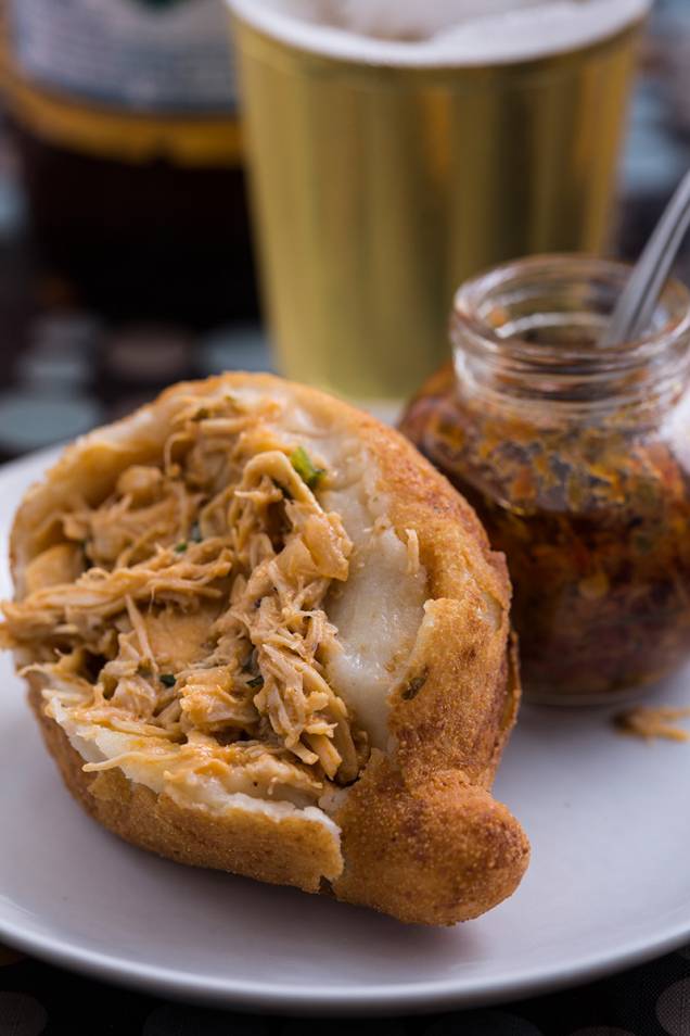 Frita na hora, a coxinha chega dourada na mesa