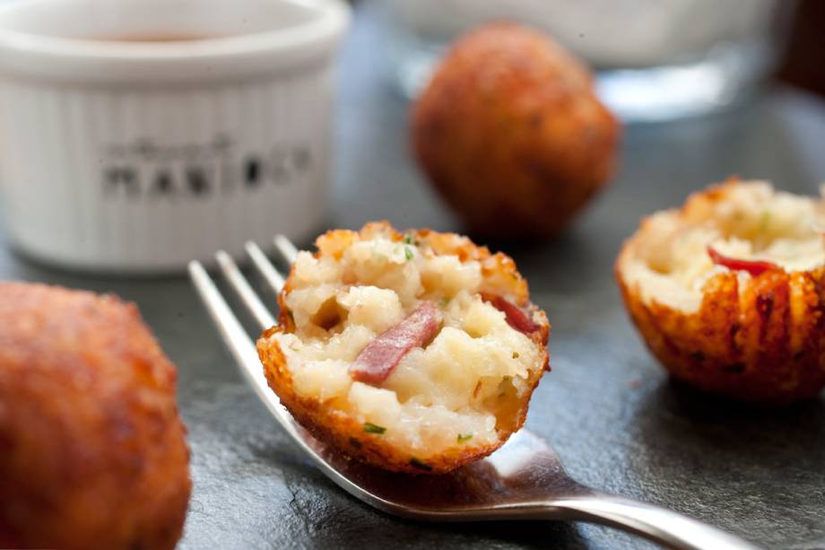 Bolinho de tapioca, carne-seca e requeijão