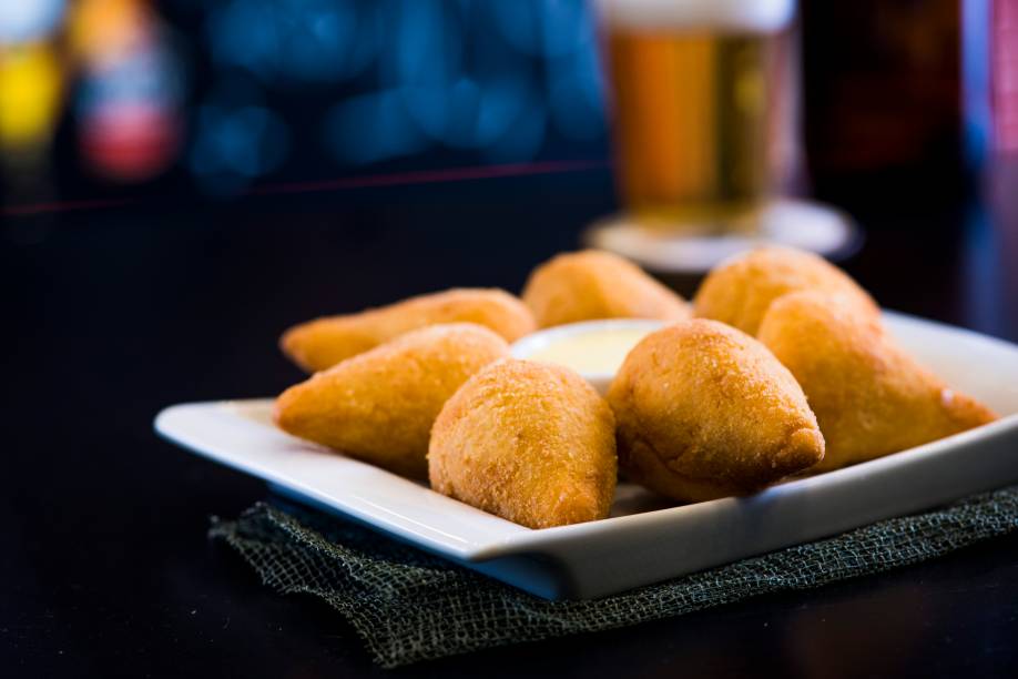 Para compartilhar, a coxinha vem em porção de oito unidades