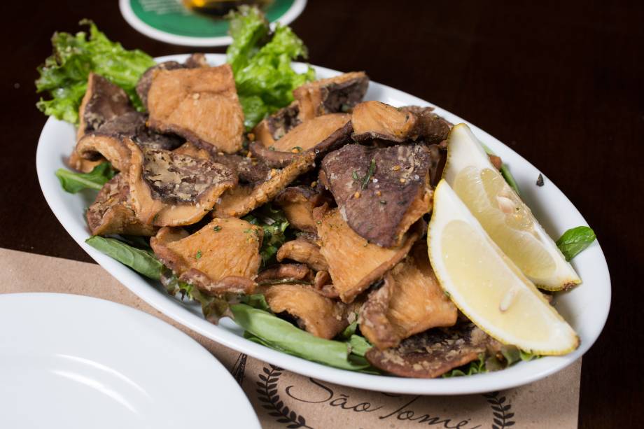 Opção vegetariana, o cogumelo shiitake à passarinho tem tempero de alho frito e salsinha Opção vegetariana, o cogumelo shiitake à passarinho tem tempero de alho frito e salsinha