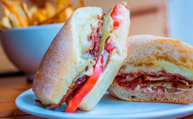 Bblt: lanche na ciabatta com mussarela, salada e maionese de manjericão feita na casa Bblt: lanche na ciabatta com mussarela, salada e maionese de manjericão feita na casa