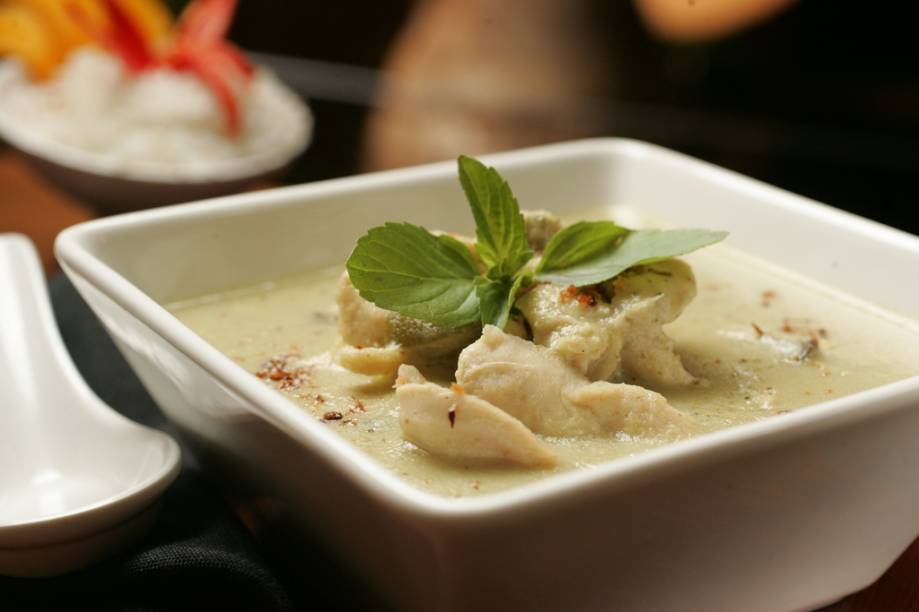 Curry verde de frango na companhia de arroz coberto por fatias de manga fresca