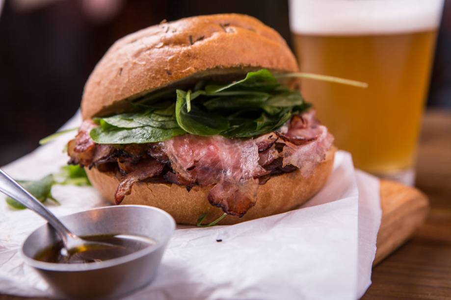 Ataque o sanduba blue punch, de pancetta curada no melaço, cebola caramelada, queijo azul de ovelha e agrião na focaccia