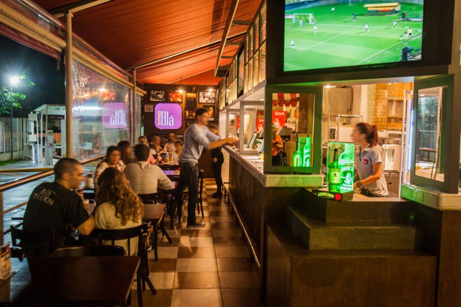 O espaço fica em um terraço com vista para o estacionamento do Santana Parque Shopping
