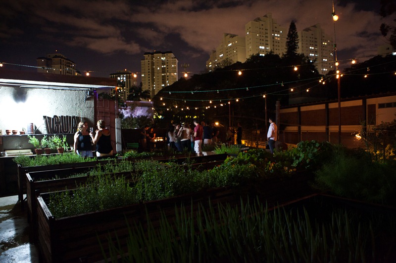 Terraço do bar, que abriga uma horta e mesinhas