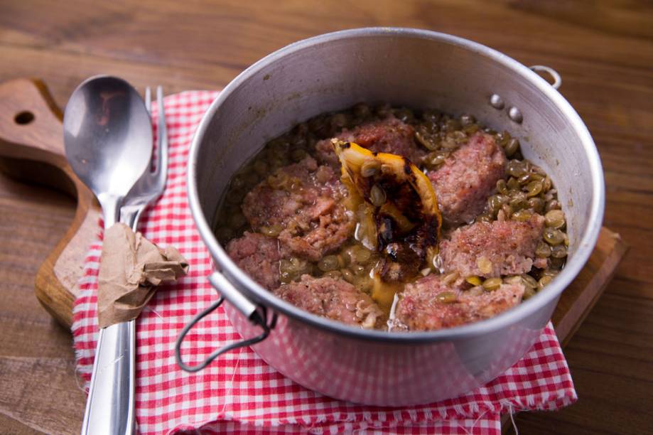 Em uma marmita, o embutido cotechino vem em um cozido de lentilha