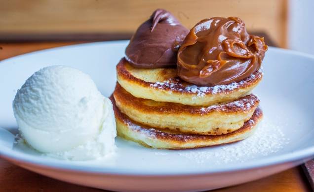Panqueca de Nutella e doce de leite, acompanhada de uma bola de sorvete de leite Panqueca de Nutella e doce de leite, acompanhada de uma bola de sorvete de leite