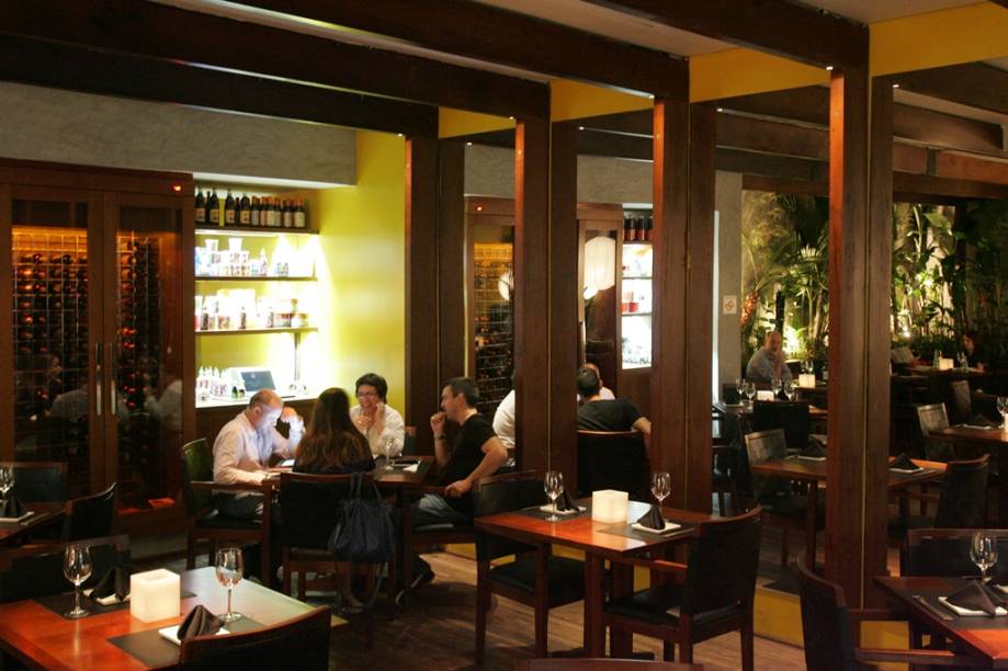 Salão charmoso, aberto apenas para o jantar durante a semana e no almoço de domingo Salão charmoso, aberto apenas para o jantar durante a semana e no almoço de domingo