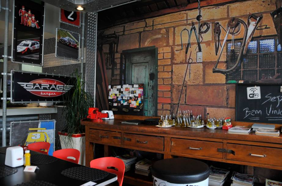 Garage Burger: lanches em ambiente inspirado em corridas de Stock Car Garage Burger: lanches em ambiente inspirado em corridas de Stock Car