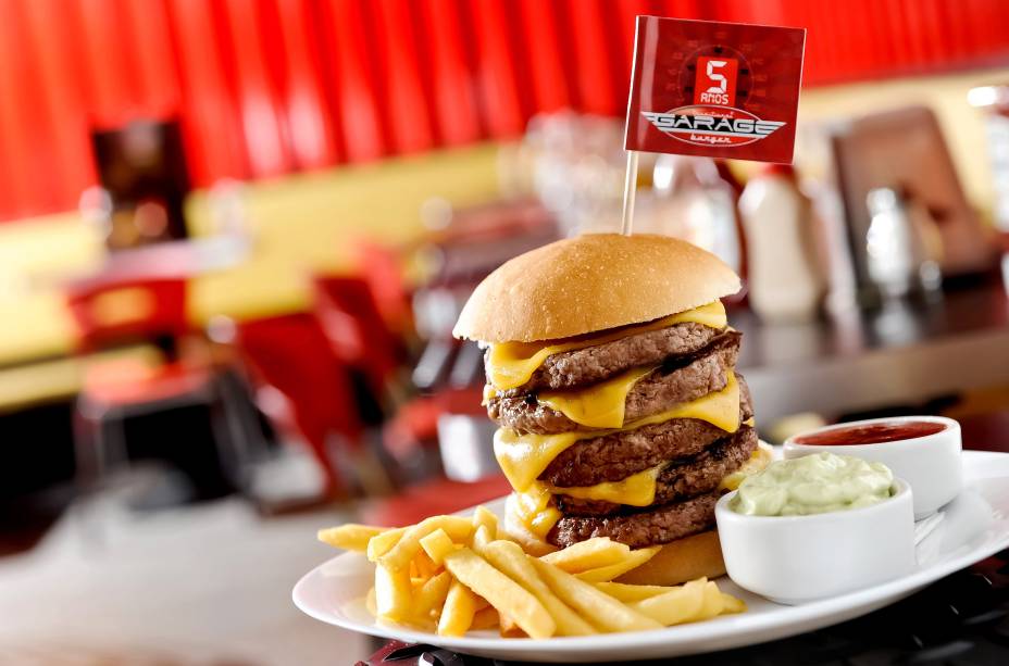 Garage Burger: lanches em ambiente inspirado em corridas de Stock Car Garage Burger: lanches em ambiente inspirado em corridas de Stock Car