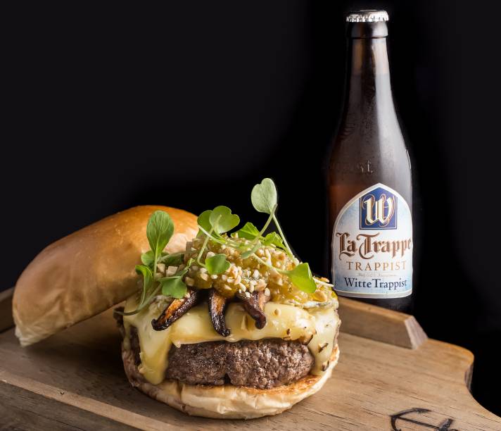 Burger no Quintal: hambúrguer feito de gado da raça hereford com queijo brie, shiitake defumado e chutney de laranja kinkan (R$ 35,00)