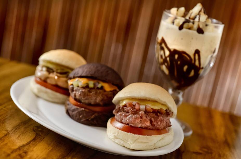 Milk-shake de tiramisu: para acompanhar os minihambúrgueres de picanha, frango e calabresa Milk-shake de tiramisu: para acompanhar os minihambúrgueres de picanha, frango e calabresa