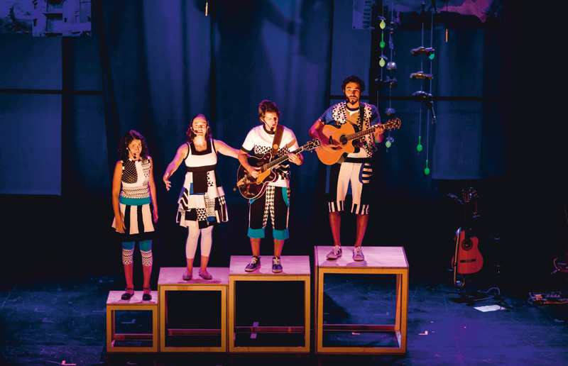 Bel, Diana, Wem e Mundy: mescla de música, teatro e brincadeiras