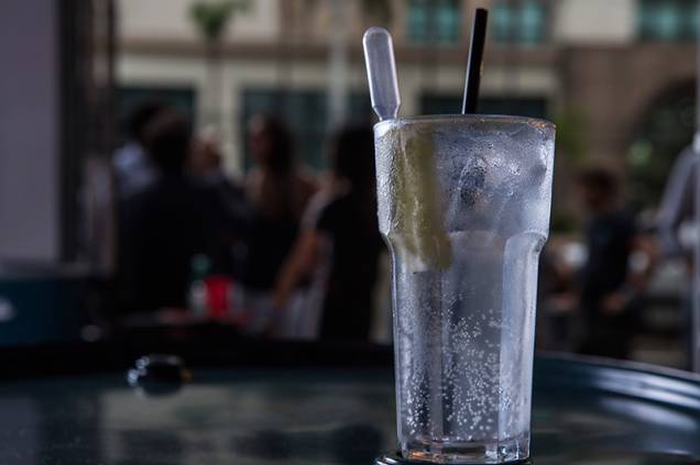 O gim-tônica traz uma pipeta acoplada para que o freguês dose a quantidade de suco de limão desejada O gim-tônica traz uma pipeta acoplada para que o freguês dose a quantidade de suco de limão desejada