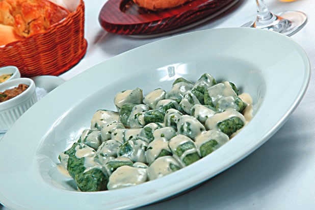 Nhoque verde com molho de gorgonzola: umas das opções do menu do Aguzzo Cucina e Vino Nhoque verde com molho de gorgonzola: umas das opções do menu do Aguzzo Cucina e Vino