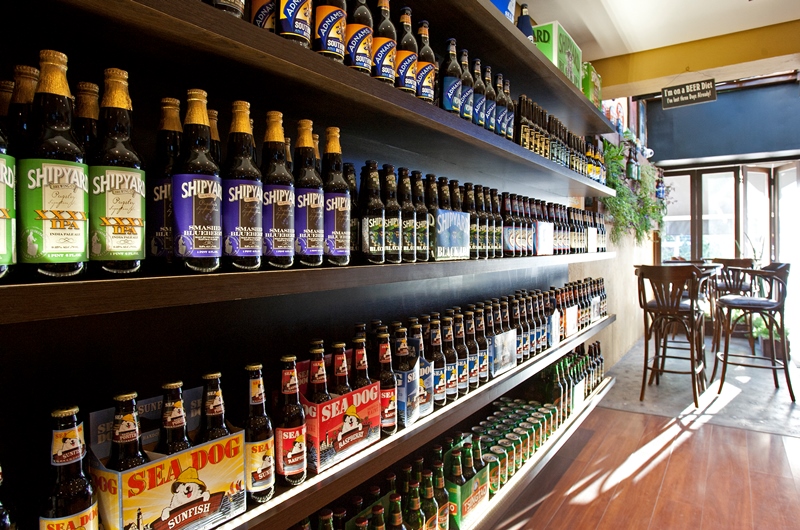 Nas prateleiras ficam garrafas trazidas pela importadora Get Trade, dos mesmos sócios Nas prateleiras ficam garrafas trazidas pela importadora Get Trade, dos mesmos sócios