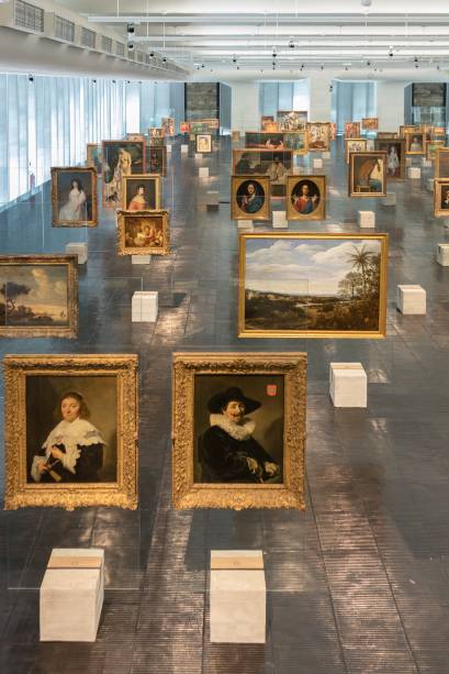 Cavaletes de vidro voltam a ser a expografia do segundo andar da instituição; obras da coleção ficam expostas permanentemente Cavaletes de vidro voltam a ser a expografia do segundo andar da instituição; obras da coleção ficam expostas permanentemente