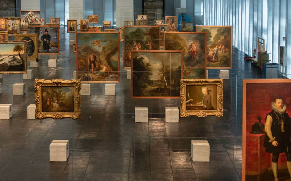 Cavaletes de vidro no segundo andar do prédio fazem as obras "flutuarem" pelo espaço Cavaletes de vidro no segundo andar do prédio fazem as obras "flutuarem" pelo espaço