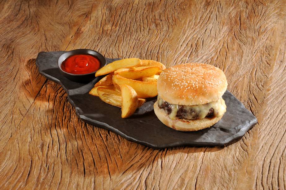 Hambúrguer com Batata Rústica Hambúrguer com Batata Rústica