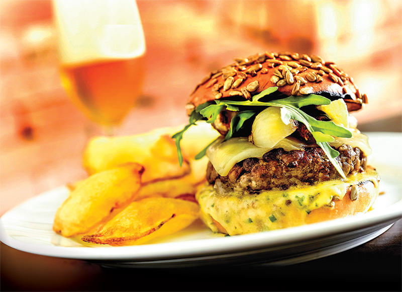 Bifão de carne moída no pão artesanal: fritas souflées acompanham