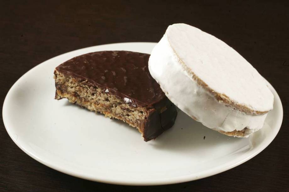 Cappuccino e alfajores com cobertura de chocolate e de merengue Cappuccino e alfajores com cobertura de chocolate e de merengue