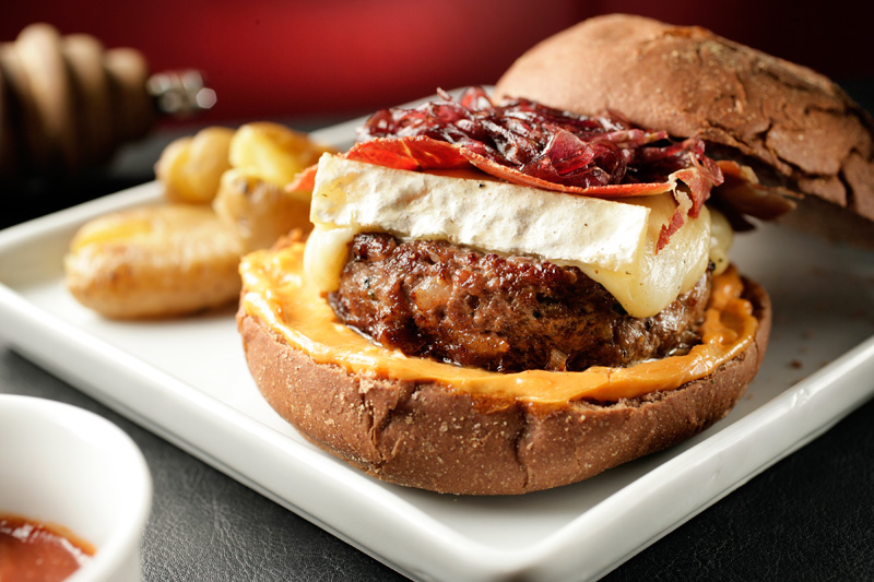 O benfeito hambúrguer com queijo brie O benfeito hambúrguer com queijo brie