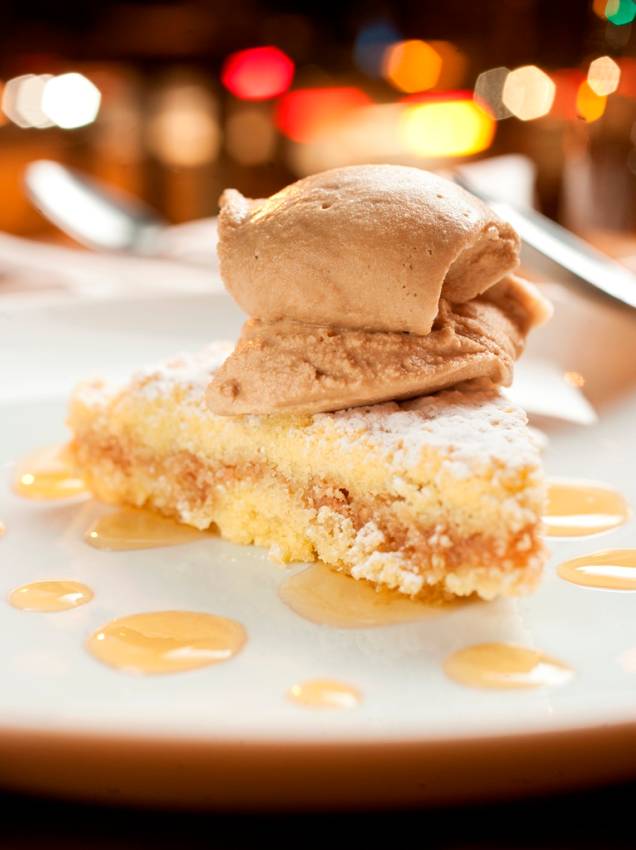 Torta de coco com sorvete de doce de leite Torta de coco com sorvete de doce de leite