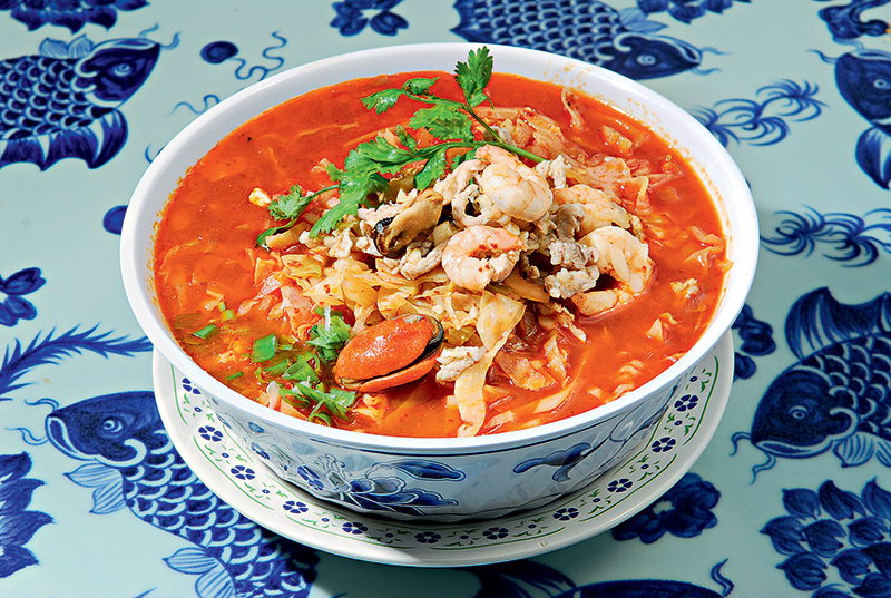 Macarrão com frutos do mar e carne suína em caldo picante Macarrão com frutos do mar e carne suína em caldo picante
