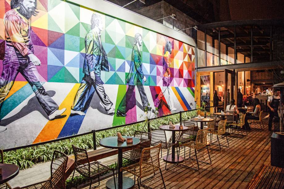 Deque com painel de Eduardo Kobra Deque com painel de Eduardo Kobra