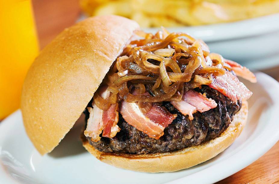 Hambúrguer do thomaz: bacon e cebola caramelada