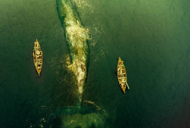 No Coração do Mar: o navio baleeiro Essex é atacado por uma baleia gigante No Coração do Mar: o navio baleeiro Essex é atacado por uma baleia gigante