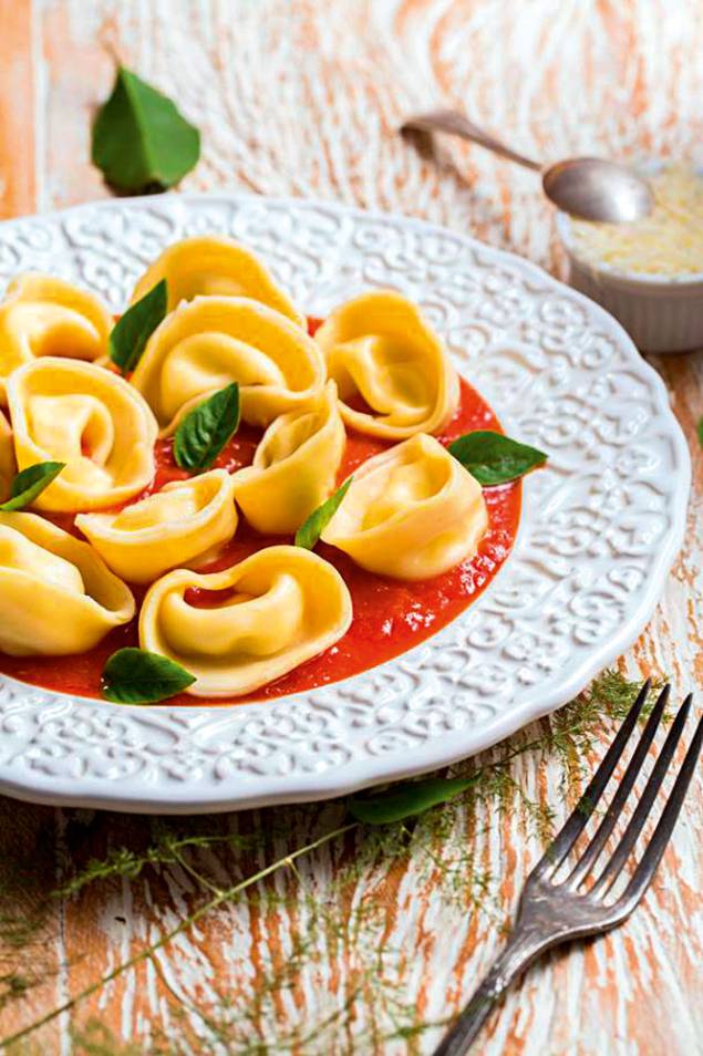 Agnellotti de cream cheese e limão-siciliano ao molho de tomate Agnellotti de cream cheese e limão-siciliano ao molho de tomate