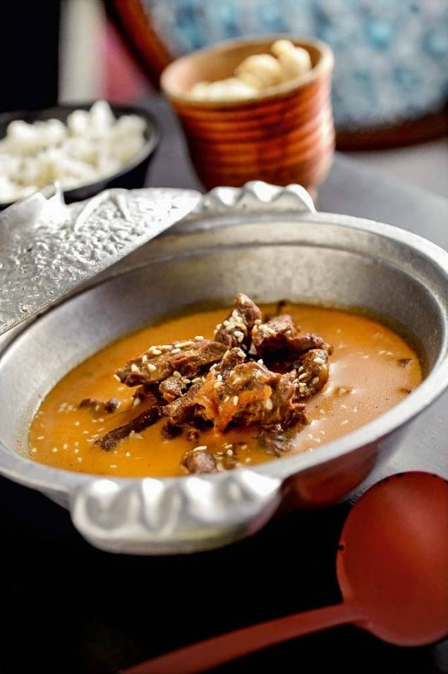 Picante e saboroso kampuchea: tiras de filé-mignon no curry vermelho com cenoura Picante e saboroso kampuchea: tiras de filé-mignon no curry vermelho com cenoura