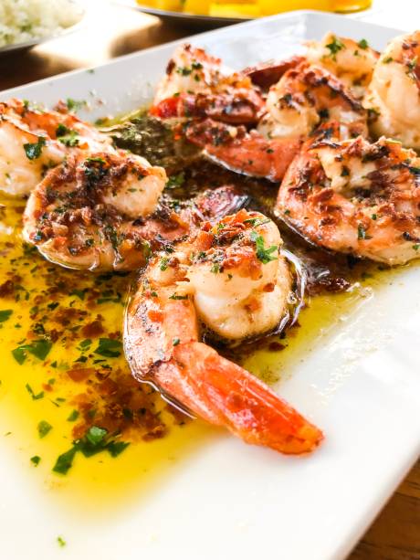 Camarão no menu especial: apelidado de biquíni, é grelhado ao alho e óleo e guarnecido de arroz e batata sautée Camarão no menu especial: apelidado de biquíni, é grelhado ao alho e óleo e guarnecido de arroz e batata sautée