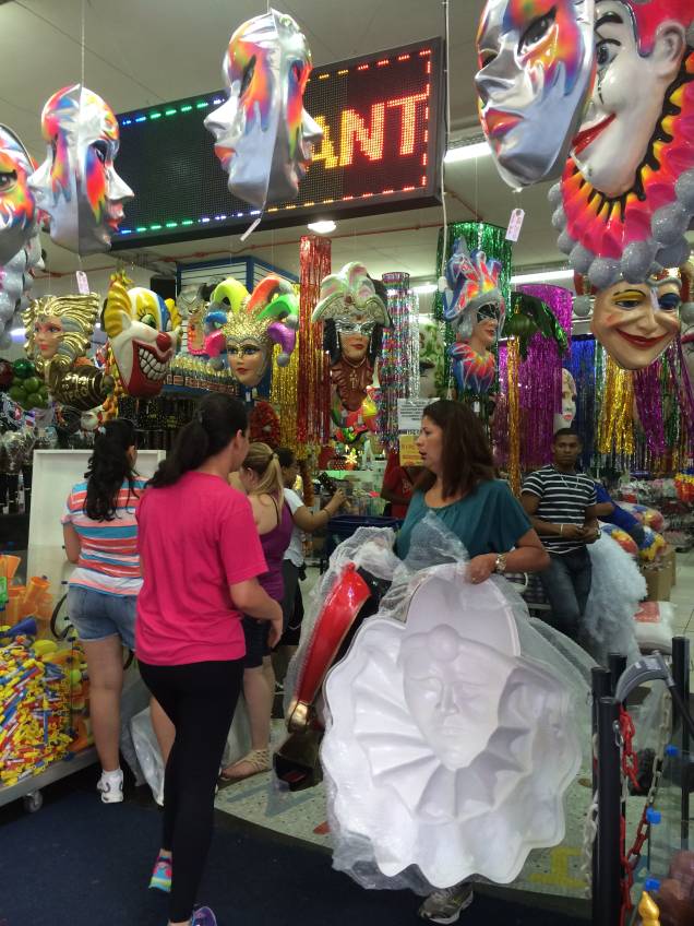 A vitrine da Festas e Fantasias esbanja cor e brilho para o Carnaval A vitrine da Festas e Fantasias esbanja cor e brilho para o Carnaval