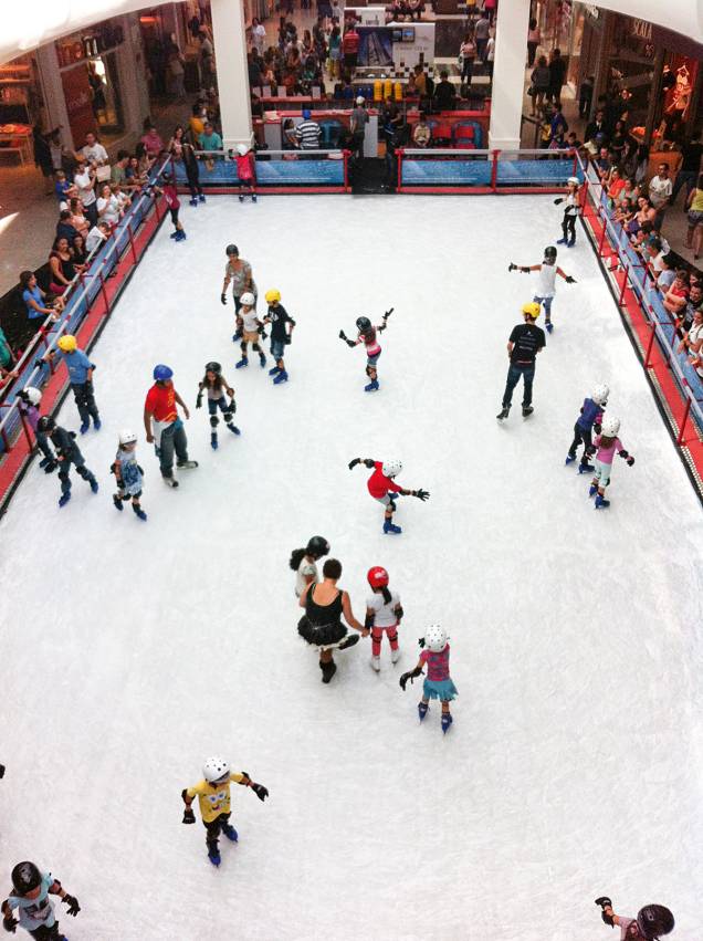 Pista de Patinação no Gelo no Mooca Plaza Shopping: monitores acompanham a brincadeira Pista de Patinação no Gelo no Mooca Plaza Shopping: monitores acompanham a brincadeira