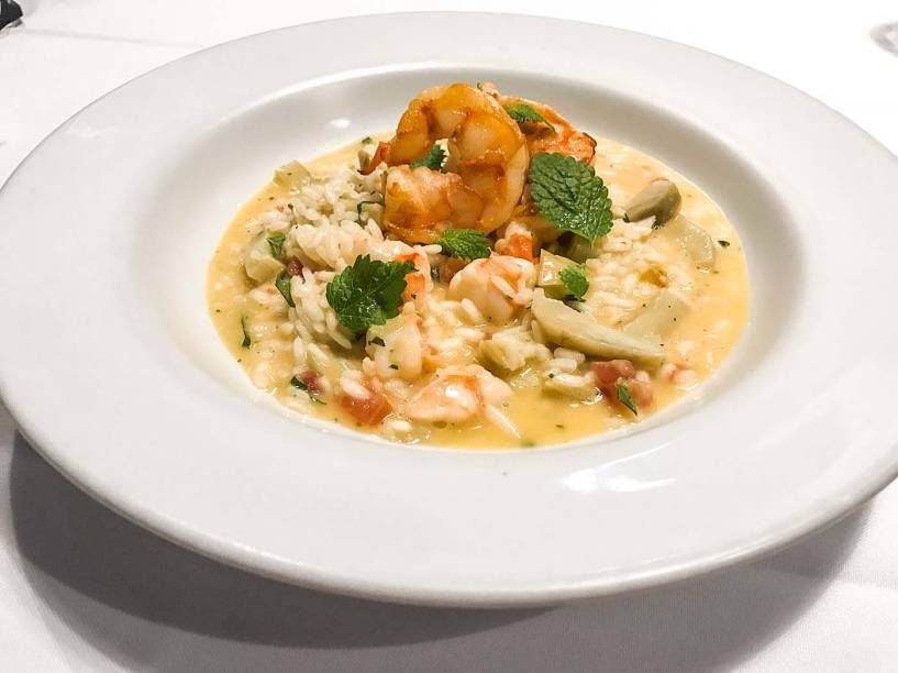 Risoto de camarões com alcachofras perfumado por limão-siciliano: ainda ganha acréscimo de presunto cru Risoto de camarões com alcachofras perfumado por limão-siciliano: ainda ganha acréscimo de presunto cru