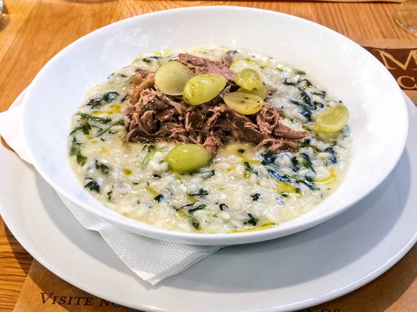 Risoto de espinafre: vem com ragu de pato e uvas verdes frescas por cima Risoto de espinafre: vem com ragu de pato e uvas verdes frescas por cima