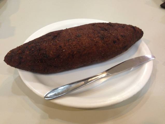 O quibe servido pelo Pastel da Sueli tem recheio de carne e queijo e mede cerca de 30 centímetros O quibe servido pelo Pastel da Sueli tem recheio de carne e queijo e mede cerca de 30 centímetros