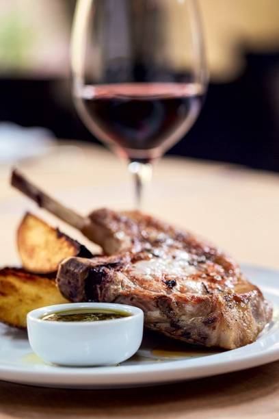 Atmosfera para provar pratos como a bisteca de porco com batata-doce assada Atmosfera para provar pratos como a bisteca de porco com batata-doce assada