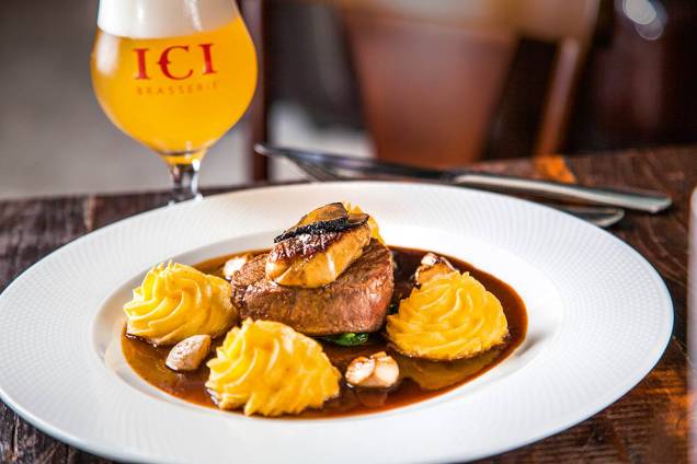 Tournedo rossini: filé-mignon finalizado com foie gras e trufa negra Tournedo rossini: filé-mignon finalizado com foie gras e trufa negra
