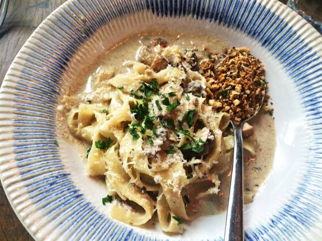 Fettuccine ao molho de cogumelo porcini com queijo mascarpone e vinho branco Fettuccine ao molho de cogumelo porcini com queijo mascarpone e vinho branco