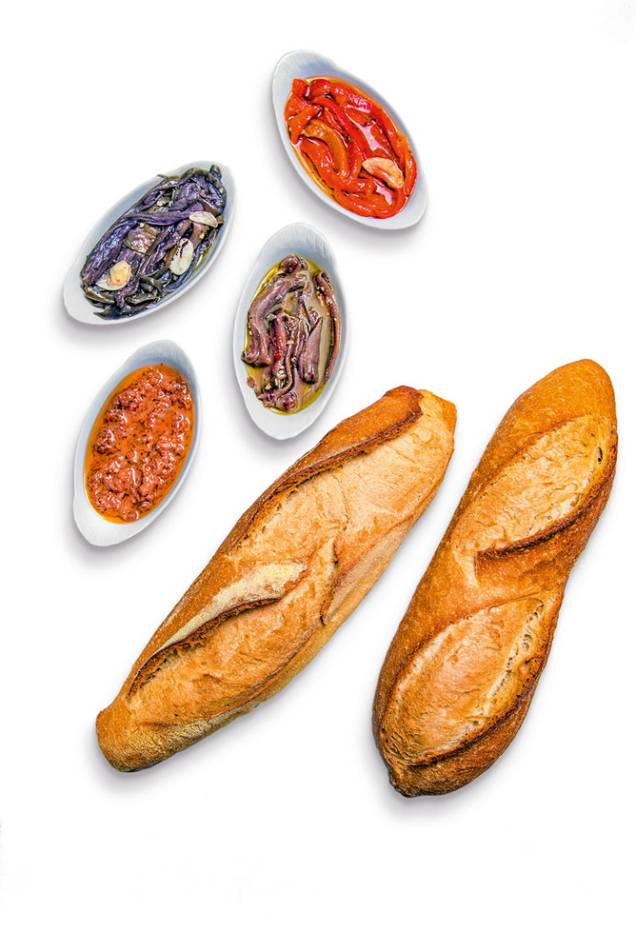 Filões fresquinhos para comer com antepastos regados no azeite Filões fresquinhos para comer com antepastos regados no azeite