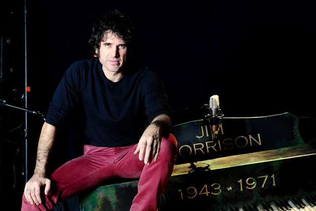 Eriberto Leão: o roqueiro e o fã diante do túmulo Eriberto Leão: o roqueiro e o fã diante do túmulo