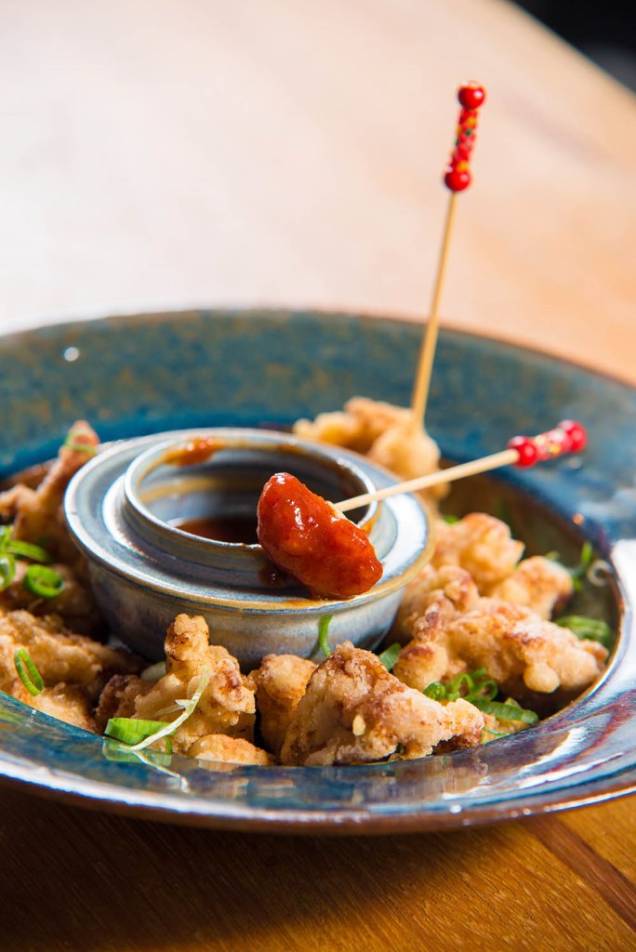 Inspiração oriental, o frango empanado conhecido como karaague vem como o ardidinho molho de kimchi Inspiração oriental, o frango empanado conhecido como karaague vem como o ardidinho molho de kimchi