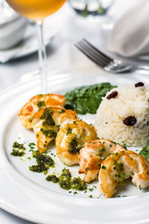 Cavaquinha grelhada, arroz de passas e creme de espinafre Cavaquinha grelhada, arroz de passas e creme de espinafre