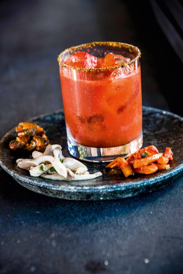 Bloody mary: drinque leva suco de tomate temperado com kimchi e vem com um trio de petiscos variados