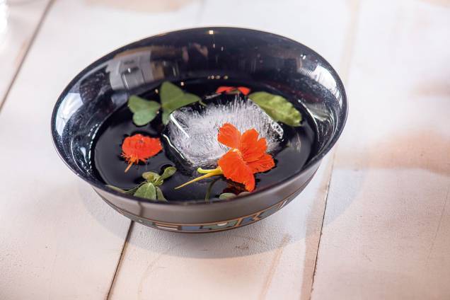 Drinque na cumbuca: o garden groove combina soju, gim, vermute seco e jerez com brotos e flores orgânicos Drinque na cumbuca: o garden groove combina soju, gim, vermute seco e jerez com brotos e flores orgânicos